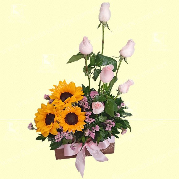 Canasta Con Rosas Rosas y Girasoles
